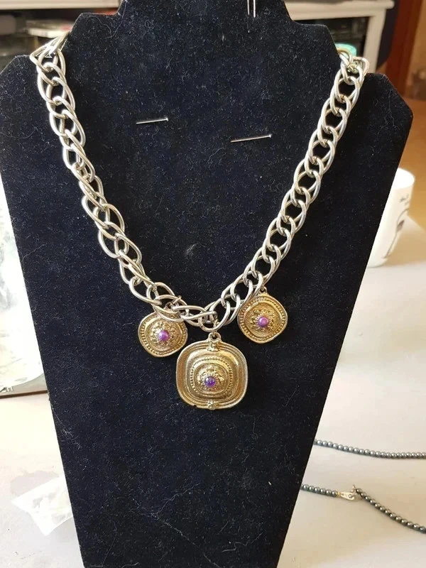 Collier chaine argenté et violet neuf longueur 50 cm